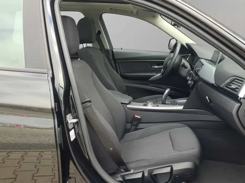 BMW 3 Series 320i Touring Advantage *LED*Panorama*Navi*AHK* 04/2018-photo-9
