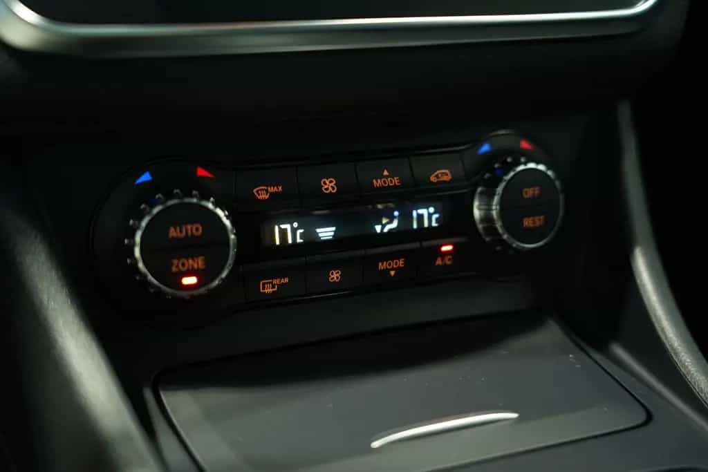Mercedes-Benz CLA 200 Shooting Brake 2.H *Pano *H&K*Memory*ACC 06/2015-photo-32
