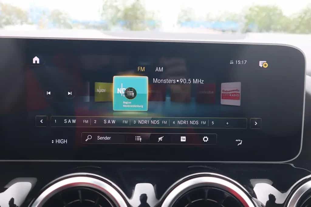 Mercedes-Benz GLA 200 Progressive LED Navi Panorama Kamera 07/2020-photo-23