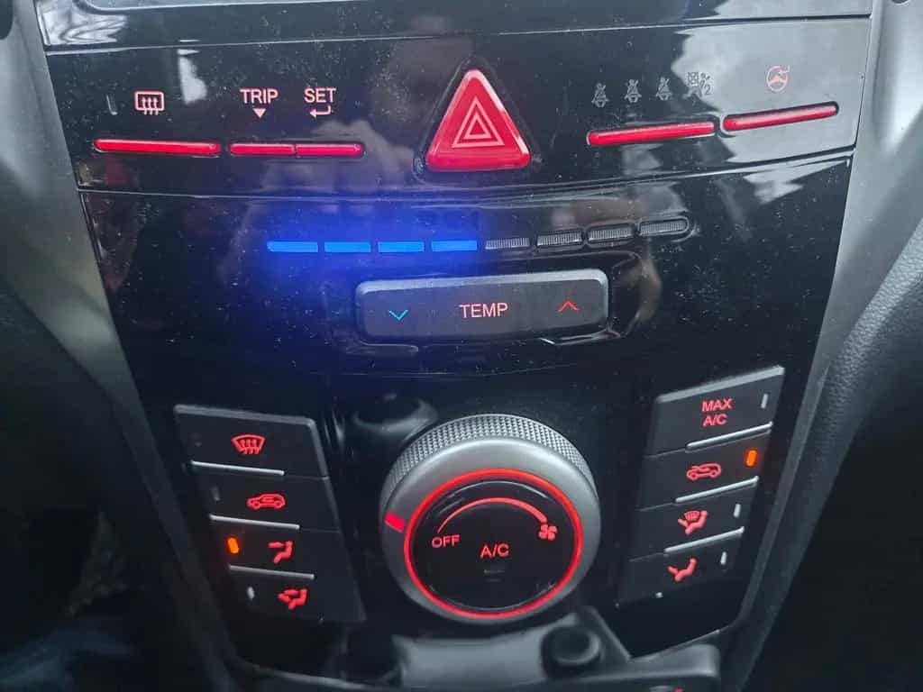Ssangyong Tivoli 1.6 e-XDi 160 QUARTZ Navi Kamera Navi 09/2016-photo-17