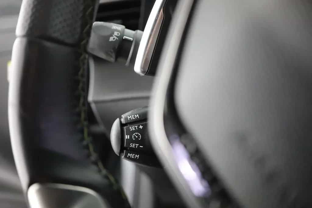 Peugeot 208 GT-Line PureTech 100 Aut. LED Navi Kamera 03/2023-photo-17