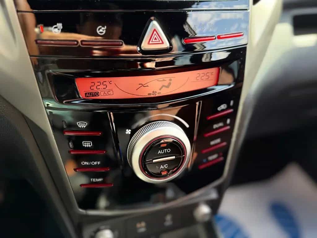 Ssangyong Tivoli 1.6 e-XGi SAPPHIRE/Leder/Navi/CAM/SHZ/App 01/2019-photo-22