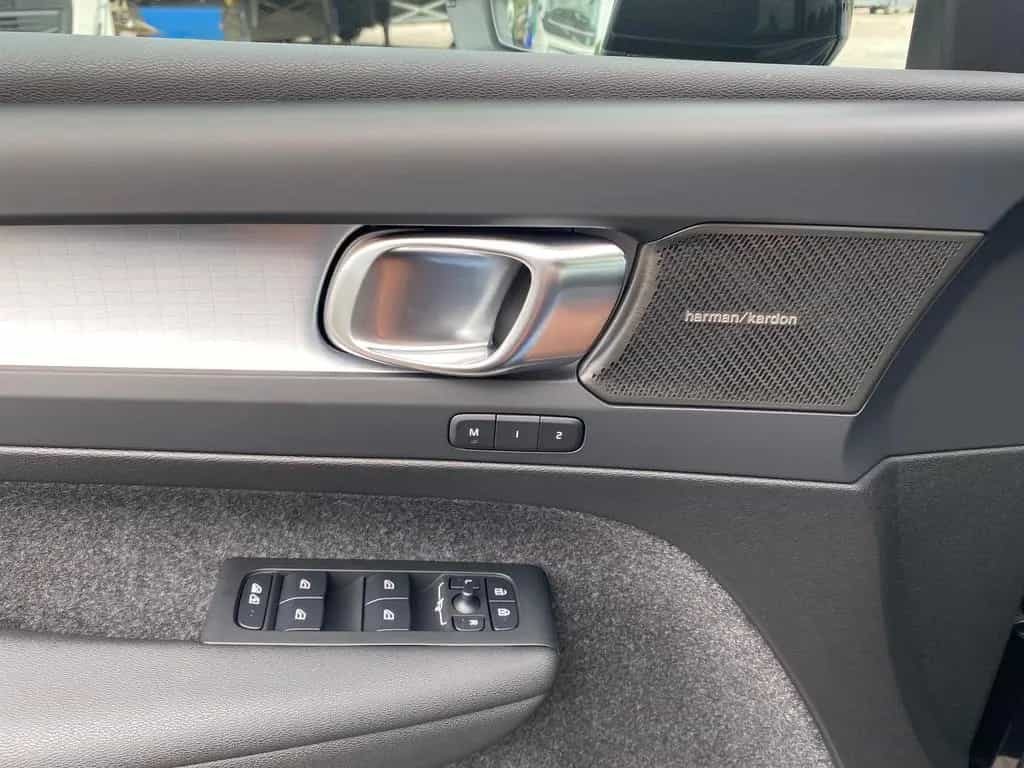 Volvo XC40 B3 Plus Black Edition 20" 360° ACC FHZ LED 03/2025-photo-14