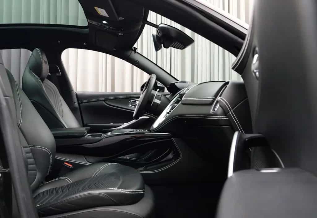 Aston Martin DBX w. Minotaur Green paint and 1 owner 01/2021-photo-4