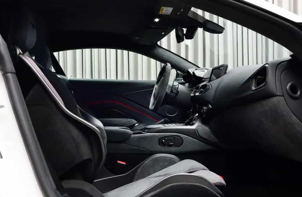 Aston Martin V8 Vantage Vantage F1 w. Carbon Seats & QuickSilver 01/2023-photo-4