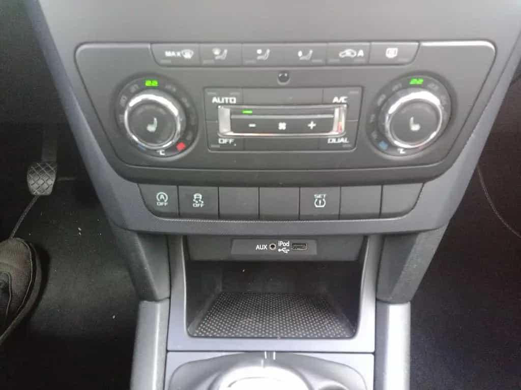 Skoda Yeti Adventure/XENON/PDC/SITZHZG/KLIMAAUTO./LM 08/2015-photo-21