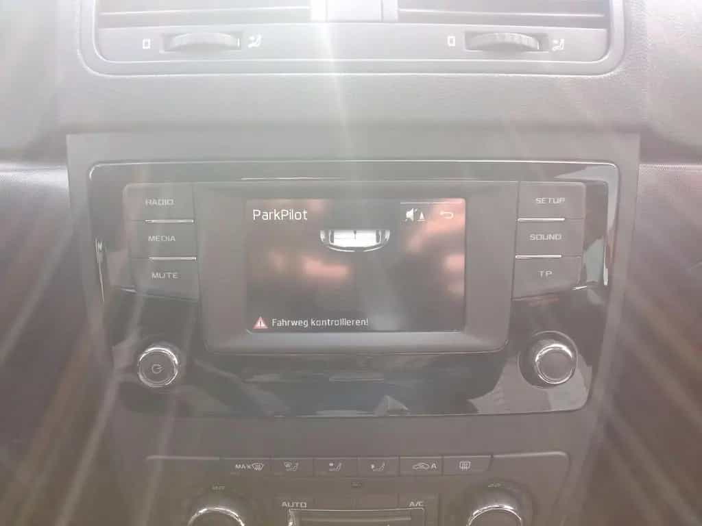 Skoda Yeti Adventure/XENON/PDC/SITZHZG/KLIMAAUTO./LM 08/2015-photo-23
