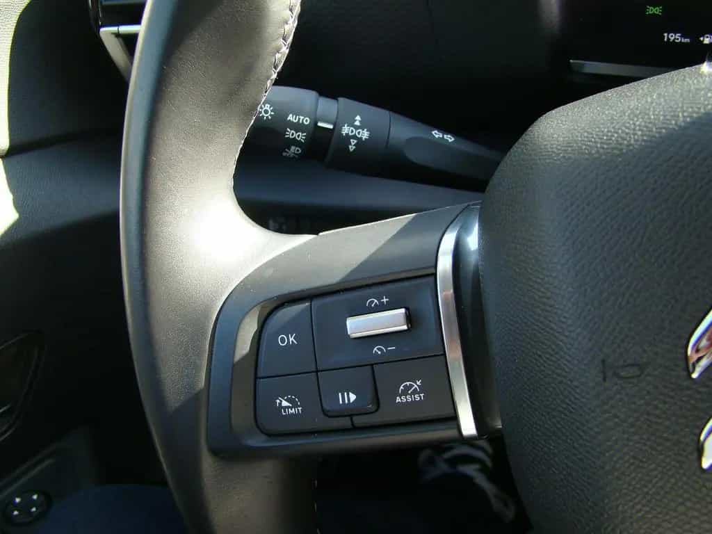 Citroën C4 Shine PT 130 AT *KLIMA*NAVI*SHZ*LHZ*GRA* 11/2023-photo-17