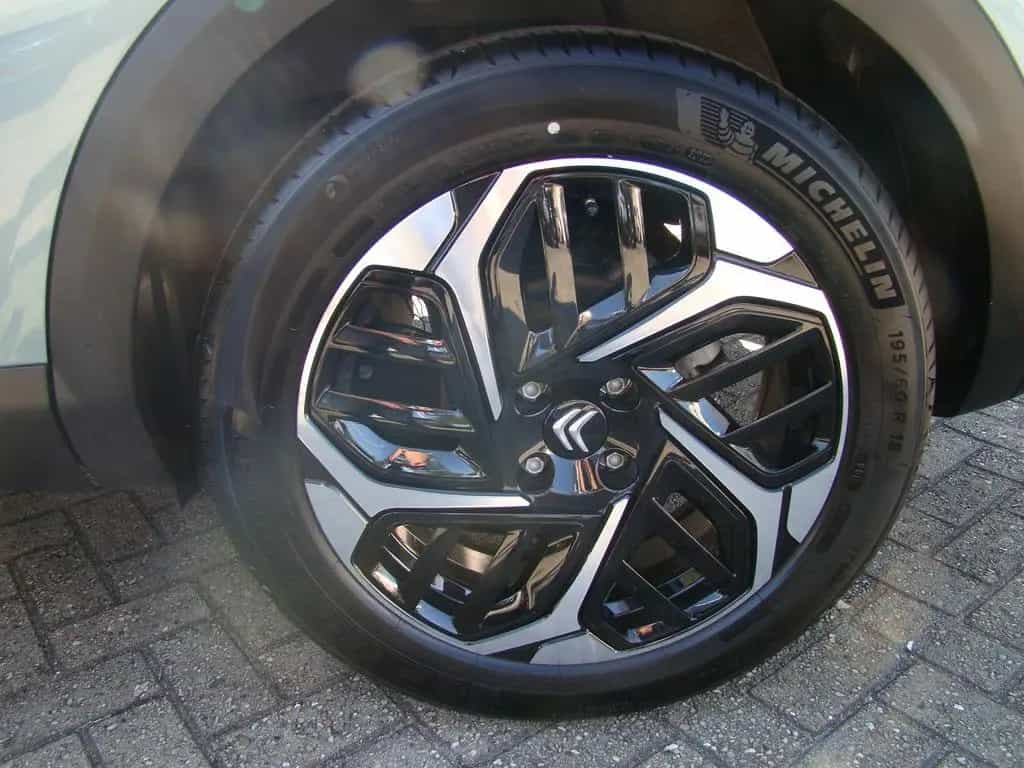 Citroën C4 Shine PT 130 AT *KLIMA*NAVI*SHZ*LHZ*GRA* 11/2023-photo-23