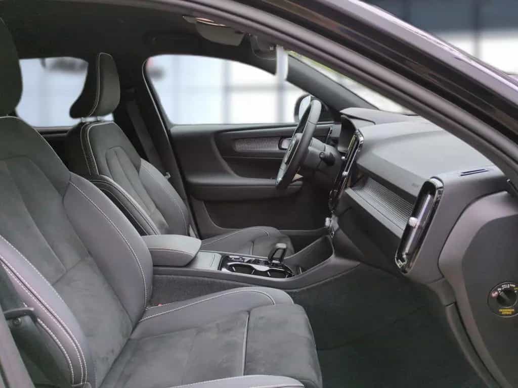 Volvo XC 40 Plus Dark 2WD 04/2023-photo-17
