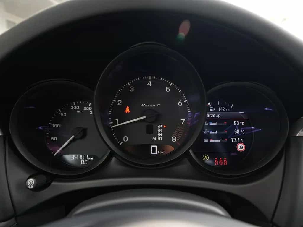 Porsche Macan T BURMESTER-ACC-LUFTF.-PANO-18WEGE-VOLL 01/2023-photo-32