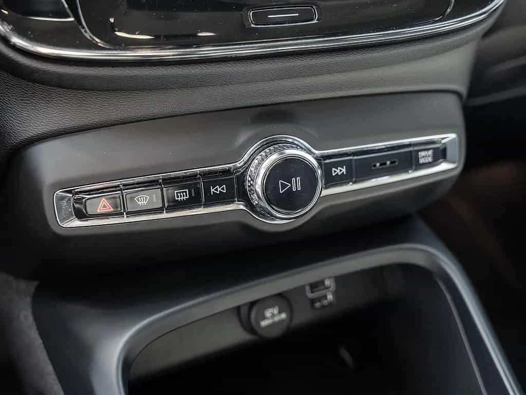 Volvo XC40 B4 AWD Momentum Pro 03/2022-photo-16