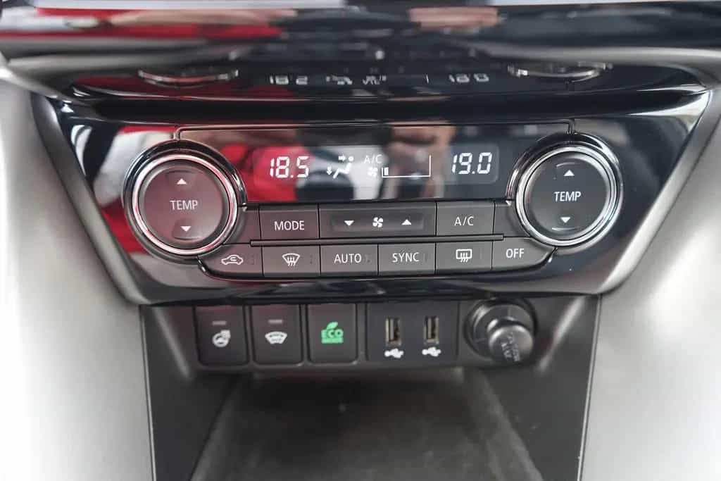 Mitsubishi Eclipse Cross 1.5 T-MIVEC LED Navi Leder AHK PDC 01/2018-photo-19