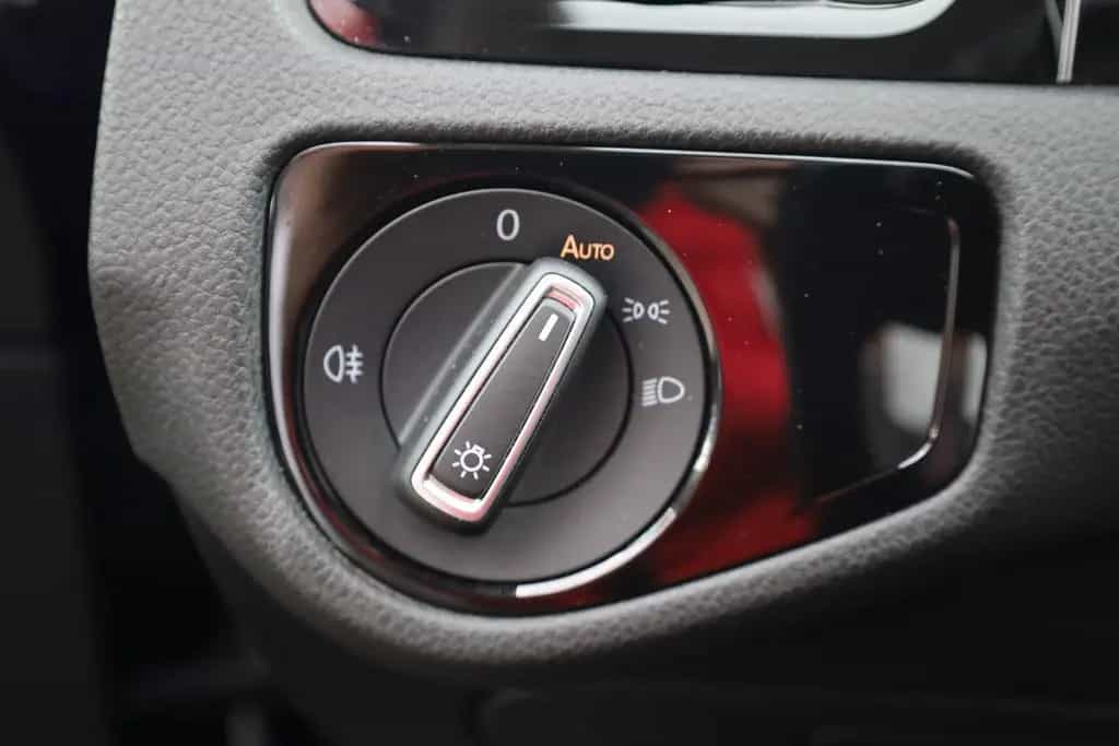 Volkswagen Golf VII 1.5 TSI R-Line Highline ACC Navi AHK 07/2019-photo-28