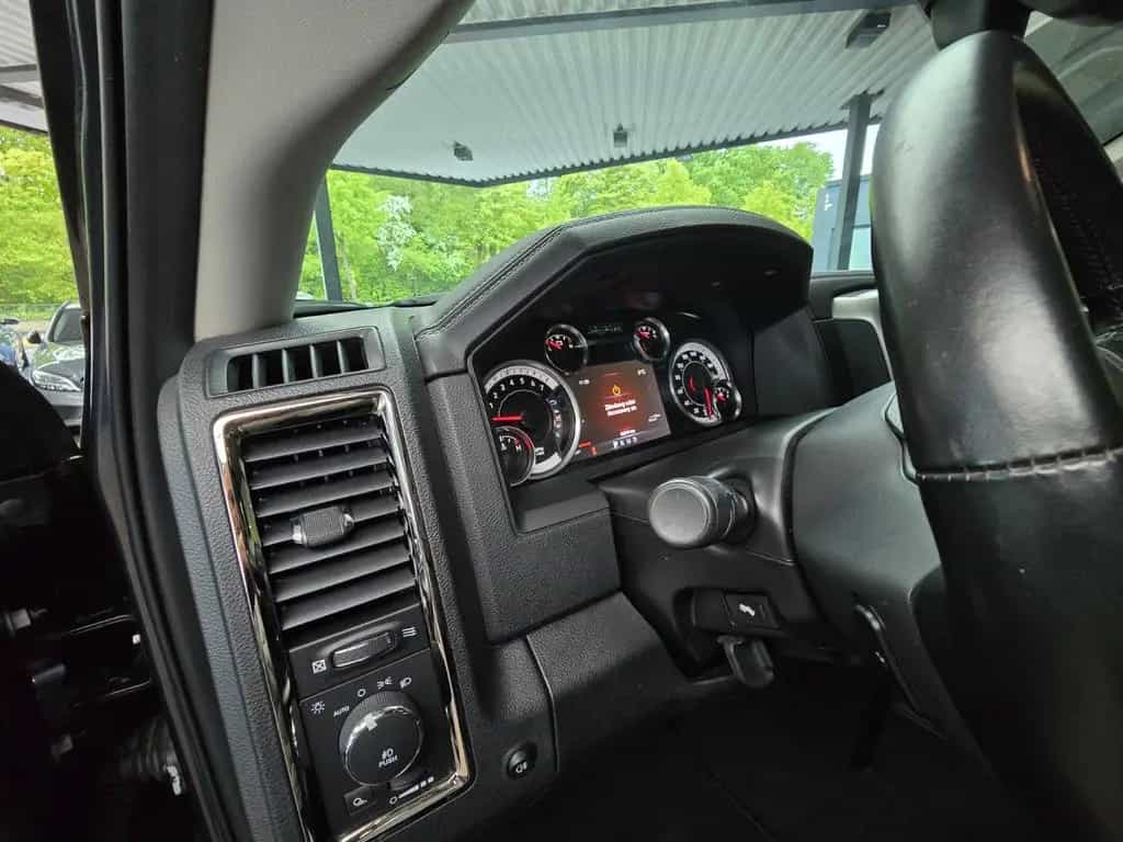 Dodge RAM 1500 4x4 Quad Cab Sport LEDER/deutsches-FZG 07/2017-photo-42