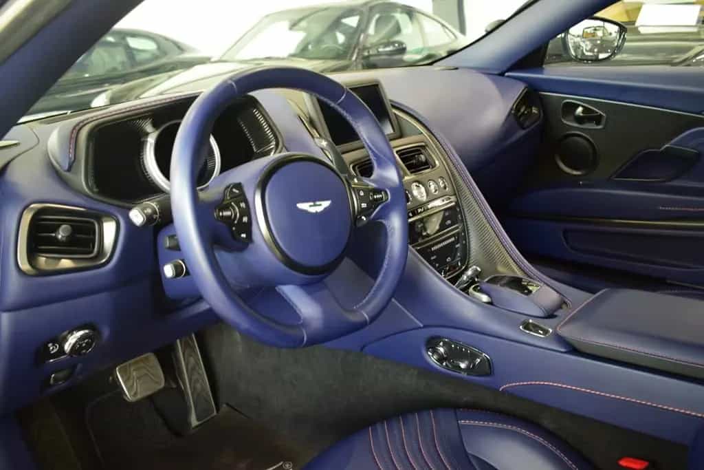 Aston Martin DB11 Coupe 4.0 V8 06/2017-photo-1