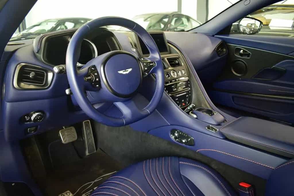 Aston Martin DB11 Coupe 4.0 V8 06/2017-photo-8