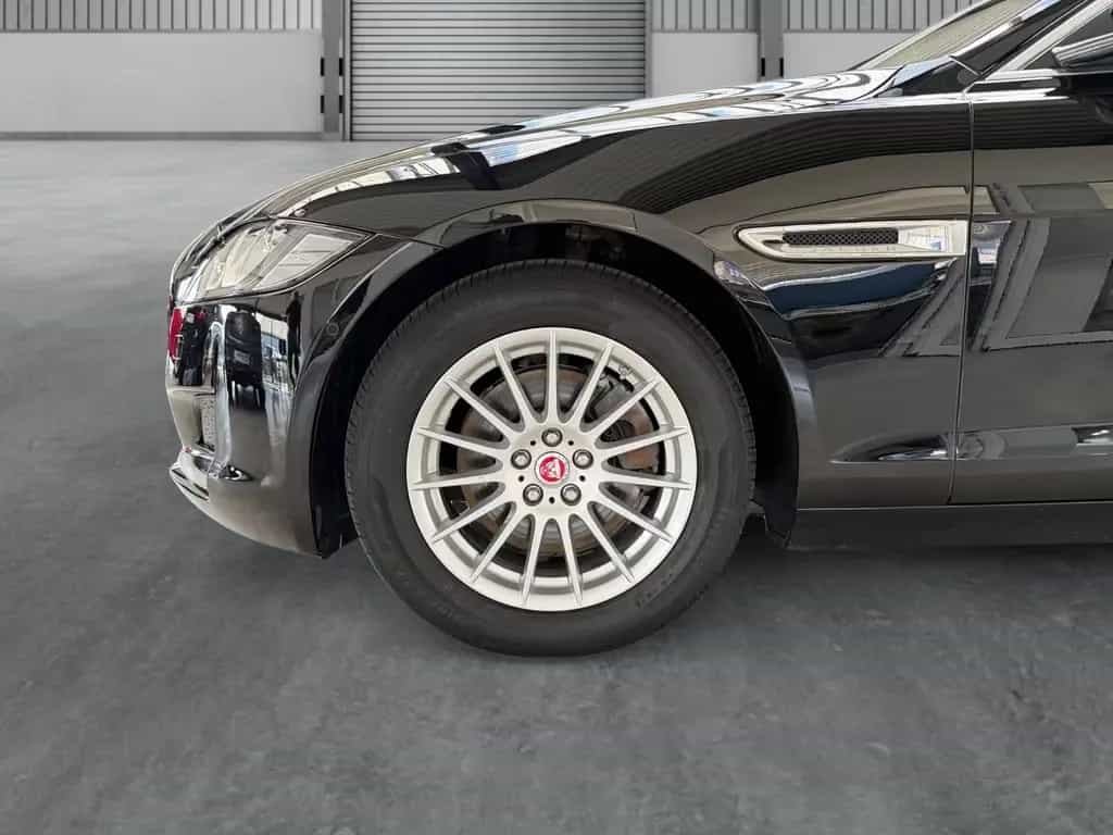 Jaguar XF PURE AUTOMATIK+NAVI+PANO+MERIDIAN+360+ALU+TÜV 09/2018-photo-18