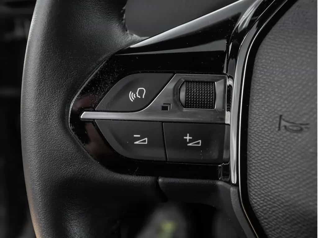 Peugeot 2008 1.2 PureTech 100 Allure W-LAN FACEL. LED 03/2024-photo-14
