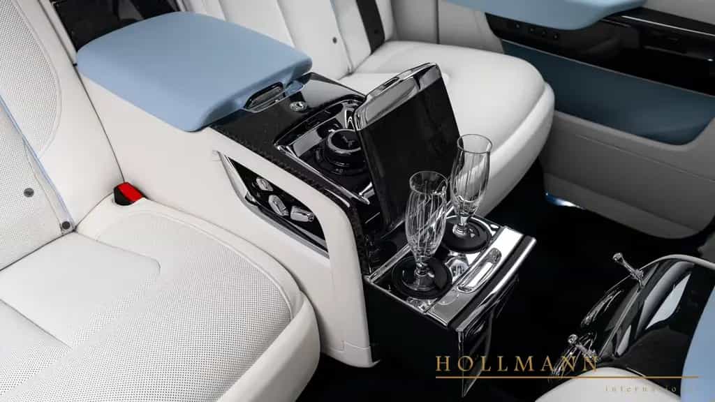 Rolls-Royce Cullinan SERIES II BLACK BADGE +MY2026+ BESPOKE null-photo-17