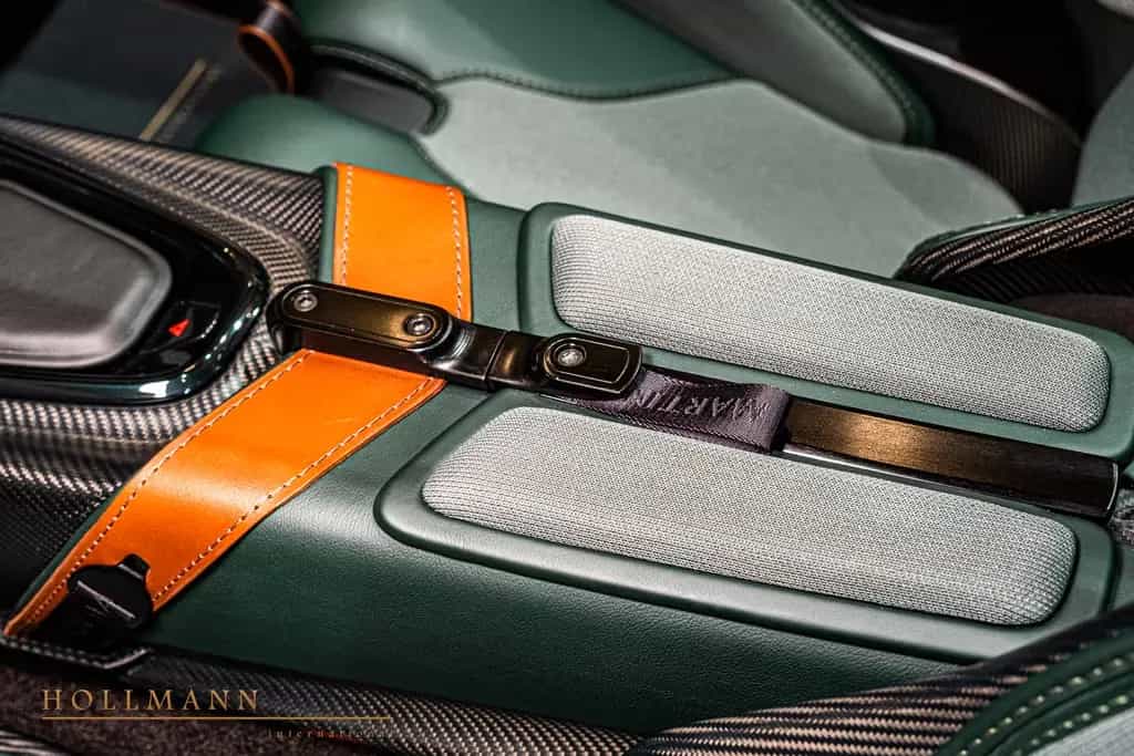 Aston Martin V12 Speedster + CARBON HELMETS 09/2021-photo-18