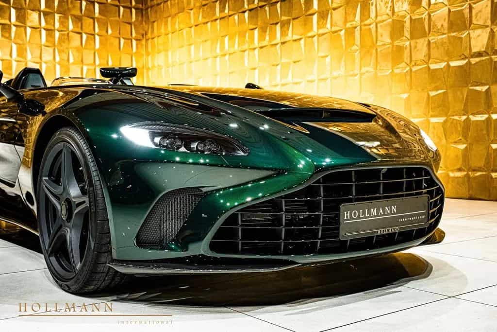 Aston Martin V12 Speedster + CARBON HELMETS 09/2021-photo-25