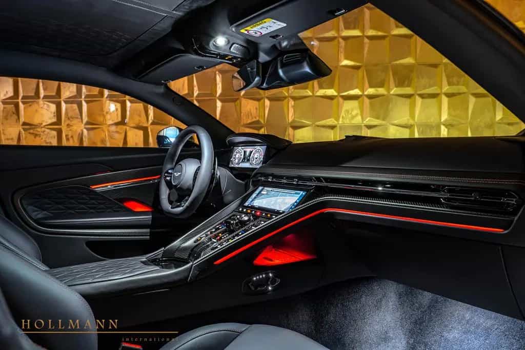 Aston Martin DB12 COUPE + CARBON + BOWERS WILKINS + 09/2024-photo-11