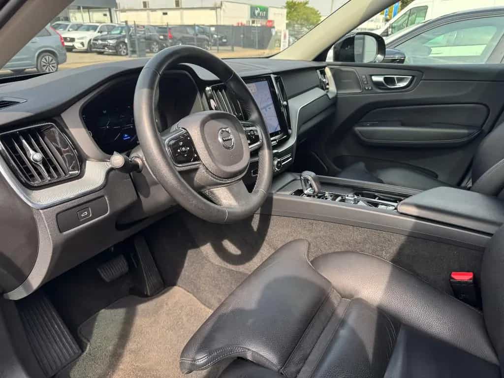 Volvo XC60 B4 D Plus Dark Pano LED RFK BLIS Standheizu 12/2022-photo-17