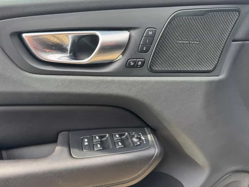 Volvo XC60 B4 D Plus Dark Pano LED RFK BLIS Standheizu 12/2022-photo-37