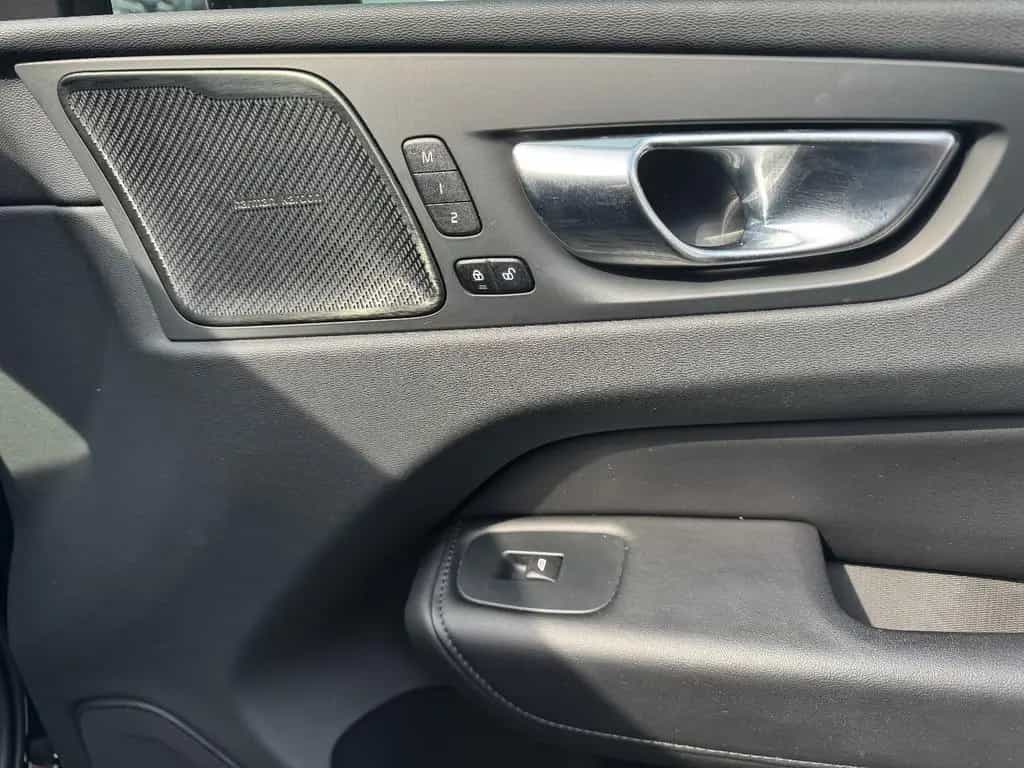 Volvo XC60 B4 D Plus Dark Pano LED RFK BLIS Standheizu 12/2022-photo-38