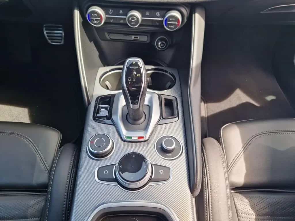 Alfa Romeo Giulia 2.0 Turbo 16V AT8-Q4 Veloce 10/2022-photo-14