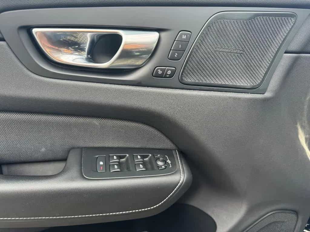 Volvo XC60 B4 D AWD R-Design Pano RFK LED AHK 07/2020-photo-38