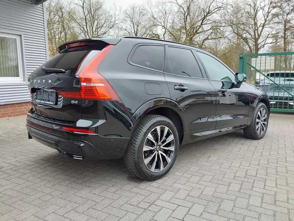 Volvo XC60 B4 D 2WD Plus Dark ACC/LED/SHZ/PDC/KAM/P... 01/2023-photo-0