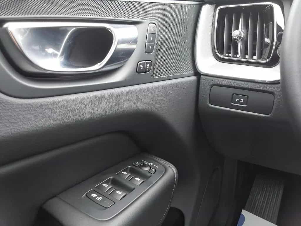Volvo XC60 B4 D 2WD Plus Dark ACC/LED/SHZ/PDC/KAM/P... 01/2023-photo-12