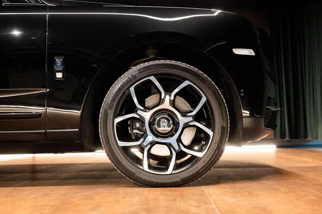 Rolls-Royce Cullinan Black Badge 04/2023-photo-5