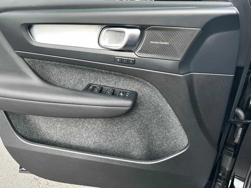 Volvo XC40 B3 Plus Black Edition Pano360°,20'',BLIS,LH 01/2025-photo-12