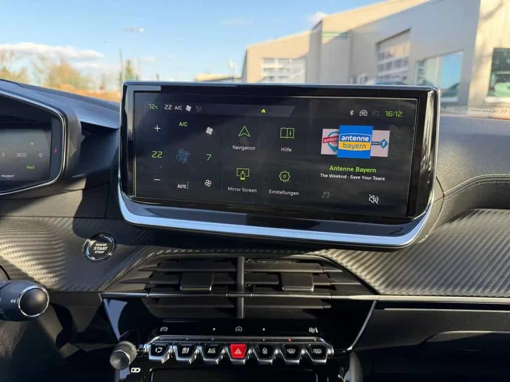 Peugeot 2008 GT NAVIGATION+LADESCHALE+KEYLESS-SYSTEM+LED 06/2024-photo-11