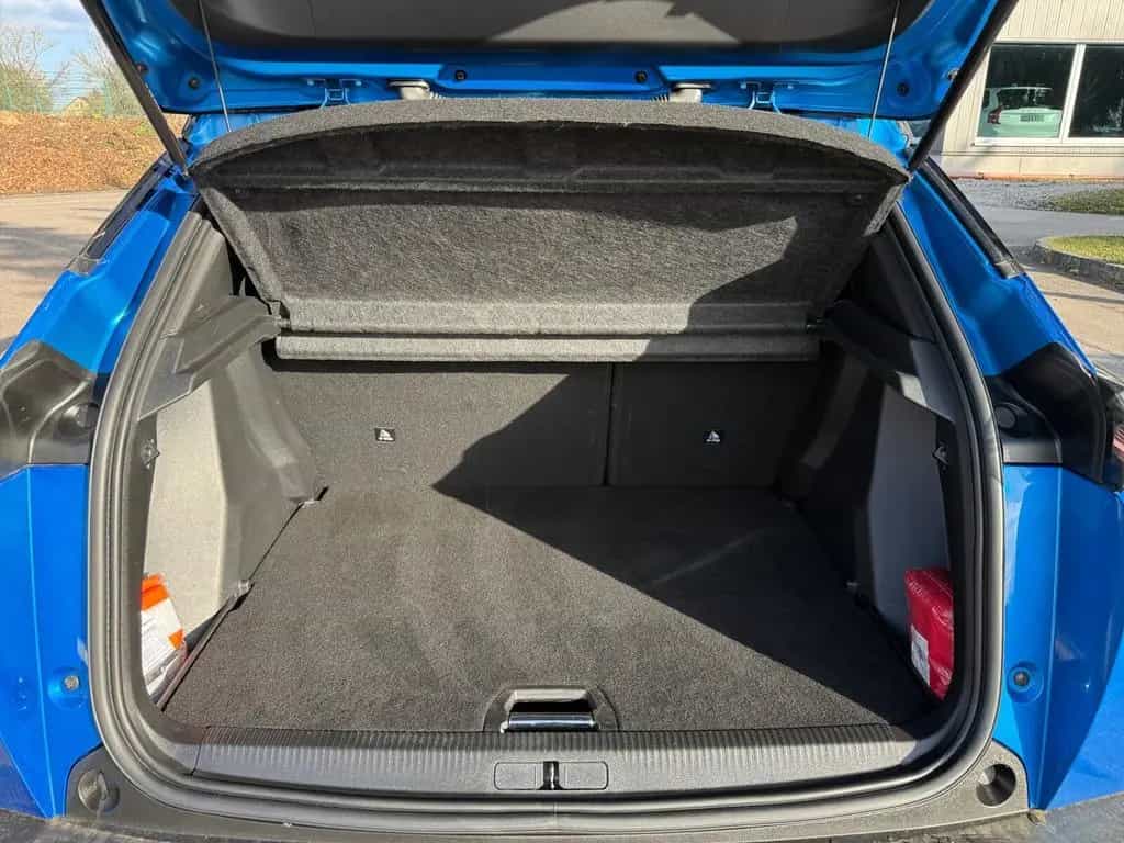 Peugeot 2008 GT NAVIGATION+LADESCHALE+KEYLESS-SYSTEM+LED 06/2024-photo-16