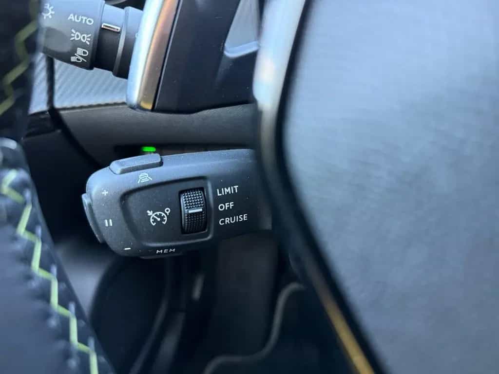 Peugeot 2008 GT NAVIGATION+LADESCHALE+KEYLESS-SYSTEM+LED 06/2024-photo-21