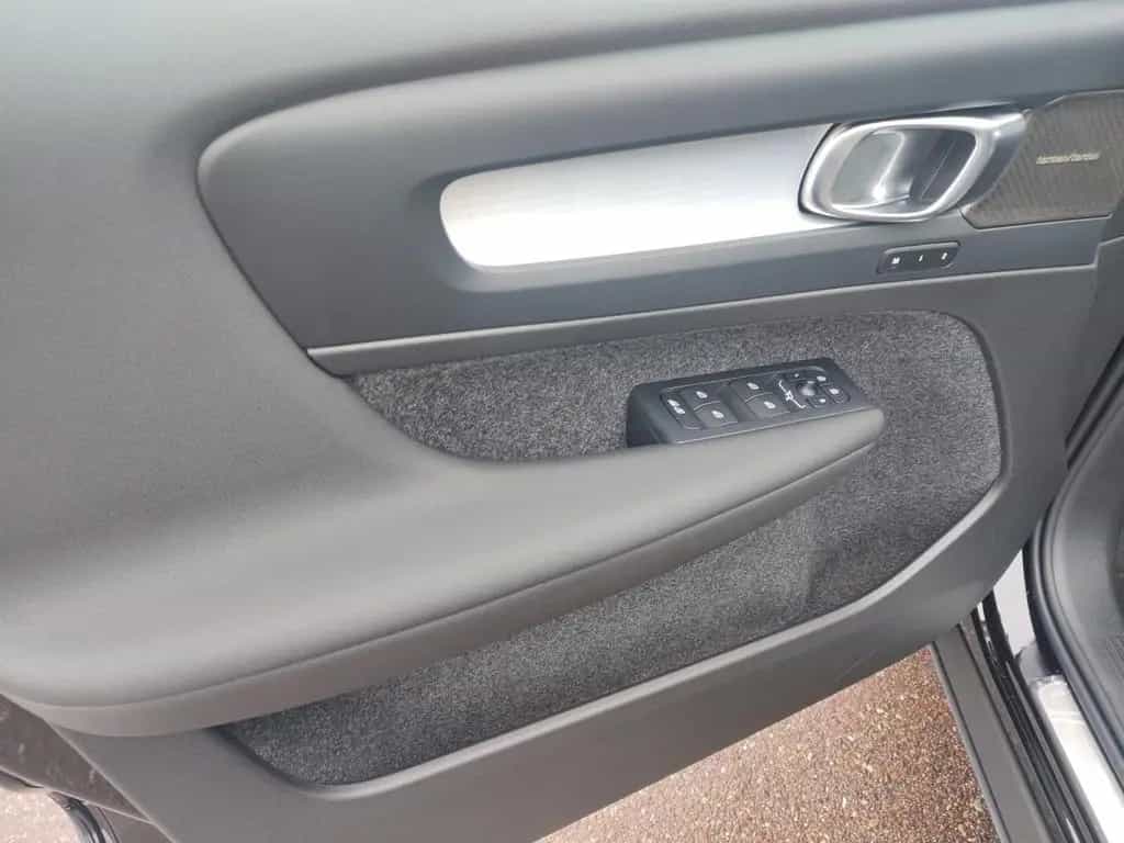 Volvo XC40 Black Edition B3 Mild-Hybrid Benzin Plus 02/2026-photo-14