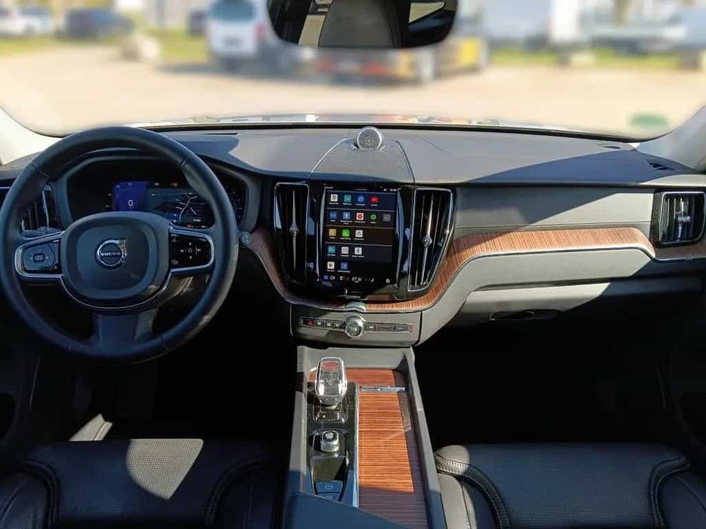 Volvo XC 60 B5 AWD Ultimate Dark 360° KAMERA+PANO-DACH 02/2024-photo-9