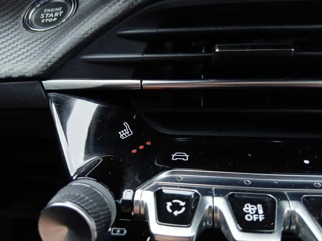 Peugeot 2008 GT SITZHEIZUNG+180° KAMERA+MASSAGEFUNKTION 04/2024-photo-19