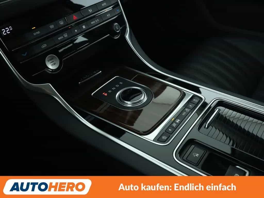 Jaguar XF E-Performance Portfolio Aut.*NAVI*TEMPO*CAM* 10/2018-photo-28