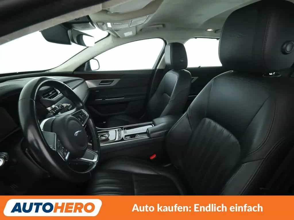 Jaguar XF E-Performance Portfolio Aut.*NAVI*TEMPO*CAM* 10/2018-photo-9