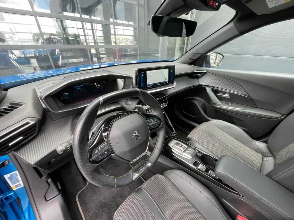Peugeot 2008 GT e-THP PureTech AHK Pano Leder Kamera 02/2023-photo-10