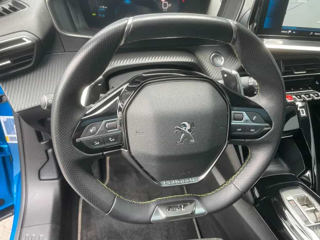 Peugeot 2008 GT e-THP PureTech AHK Pano Leder Kamera 02/2023-photo-11