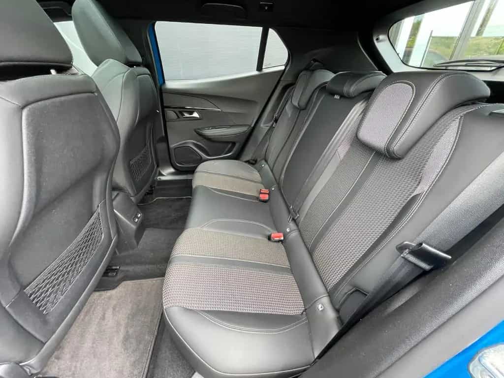 Peugeot 2008 GT e-THP PureTech AHK Pano Leder Kamera 02/2023-photo-12