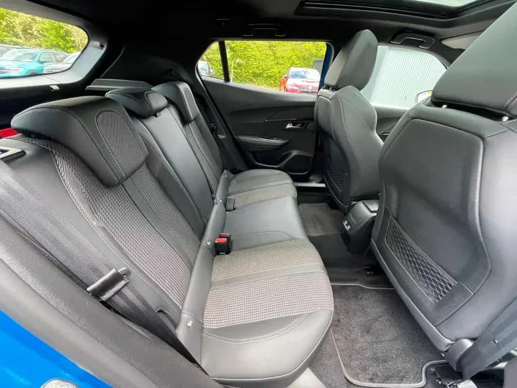 Peugeot 2008 GT e-THP PureTech AHK Pano Leder Kamera 02/2023-photo-14