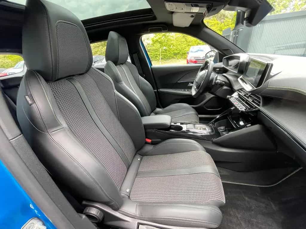 Peugeot 2008 GT e-THP PureTech AHK Pano Leder Kamera 02/2023-photo-15