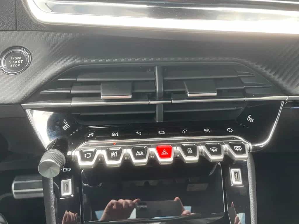 Peugeot 2008 GT e-THP PureTech AHK Pano Leder Kamera 02/2023-photo-17
